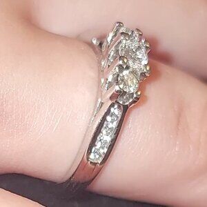 14k White Gold diamond ring